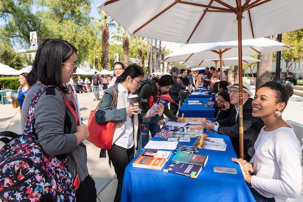 学生们在菠菜网lol正规平台的研究生课程展上收集信息